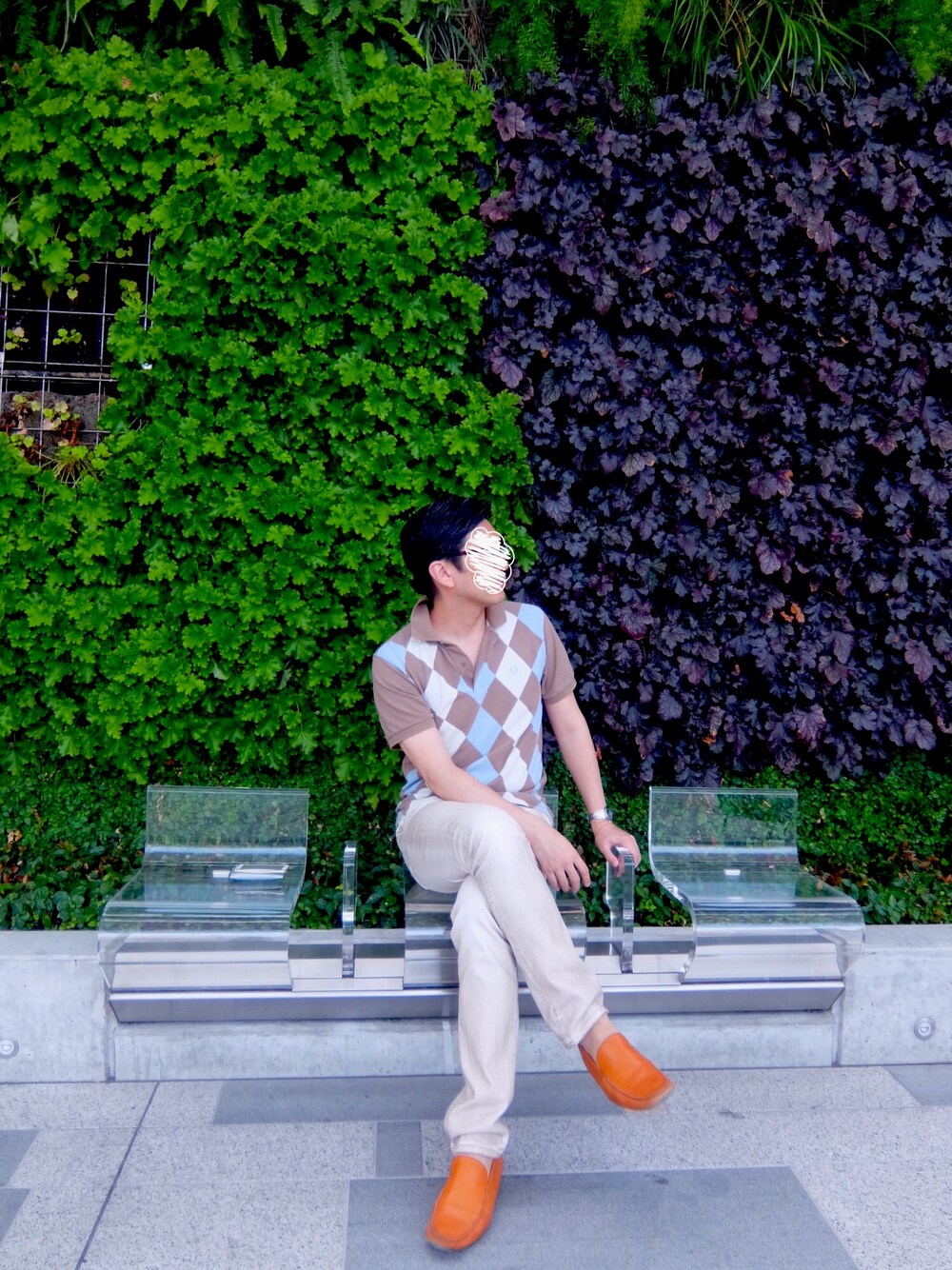 オレンジ系のモカシン/デッキシューズ、ホワイト系のデニムパンツ、ベージュ系のポロシャツを着用したメンズの夏コーディネートの1枚目の写真