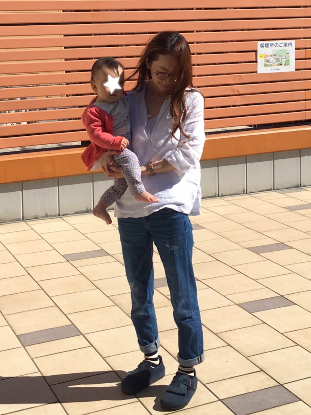 ホワイト系のシャツ/ブラウス、ブルー系のデニムパンツ、ブルー系のモカシン/デッキシューズを着用したレディースの春コーディネートの1枚目の写真