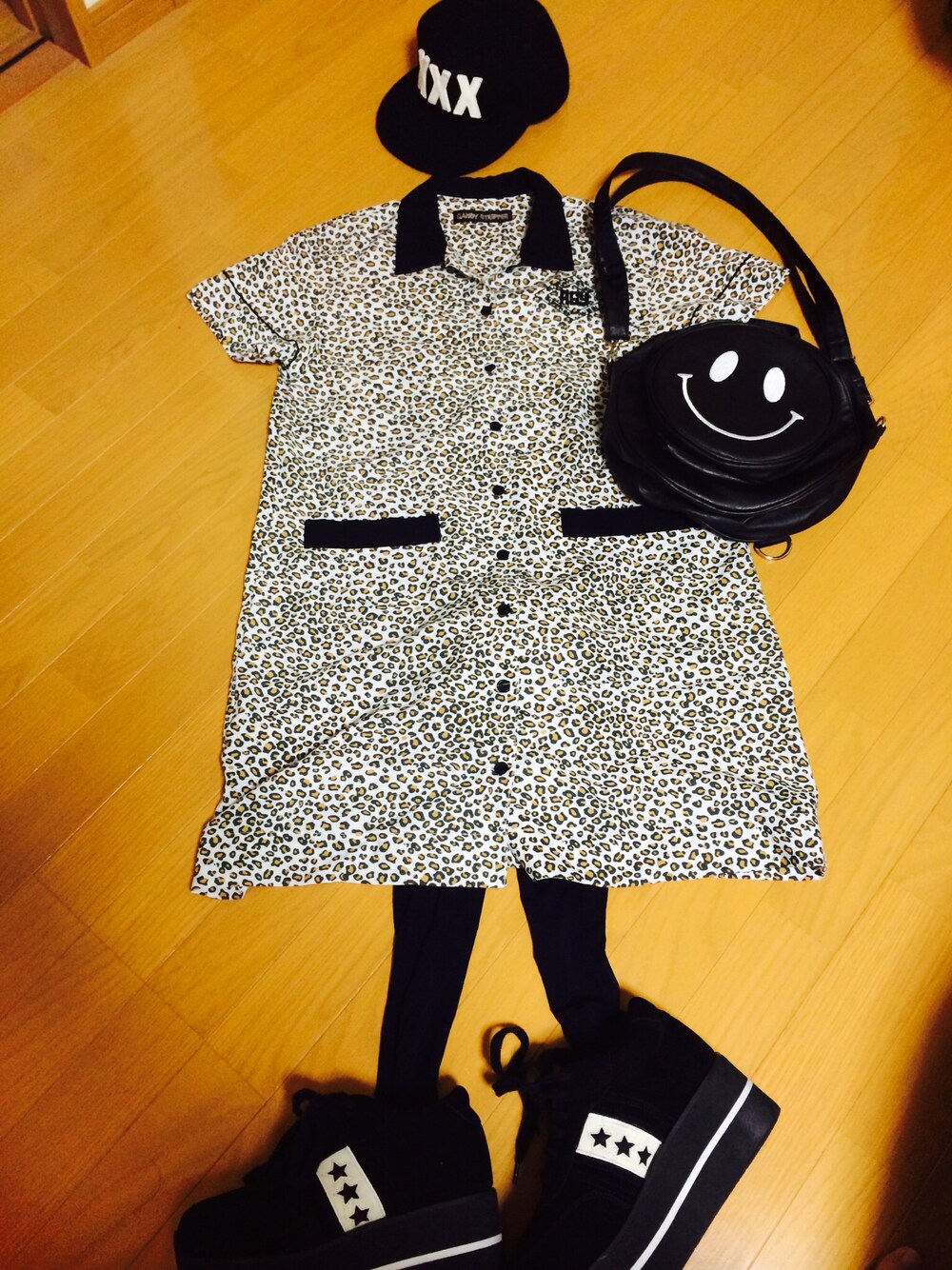 「Candy Stripper、ひょう柄」｜「Candy StripperのUNITE LEOPARD BOWLING SHIRT ONE-PIECE（シャツ/ブラウス、ホワイト系）」を使った、おたえさん（レディース・153cm）の秋コーディネートの1枚目の写真