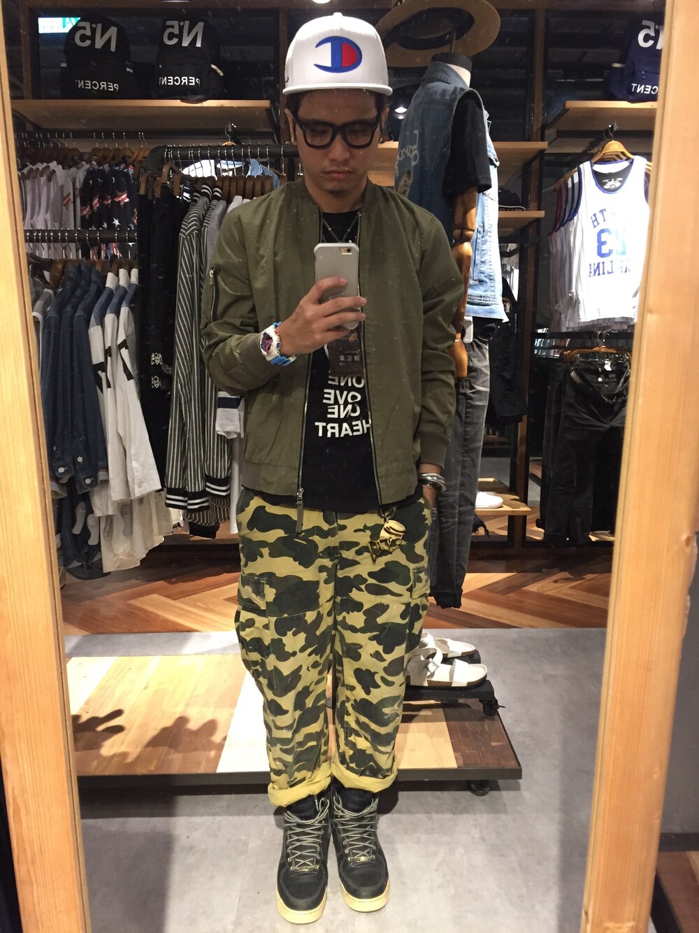 「STUSSYのアイテム（Tシャツ/カットソー、ブラック系）」を使った、陳宏韋さん（メンズ・170cm）の秋コーディネートの1枚目の写真