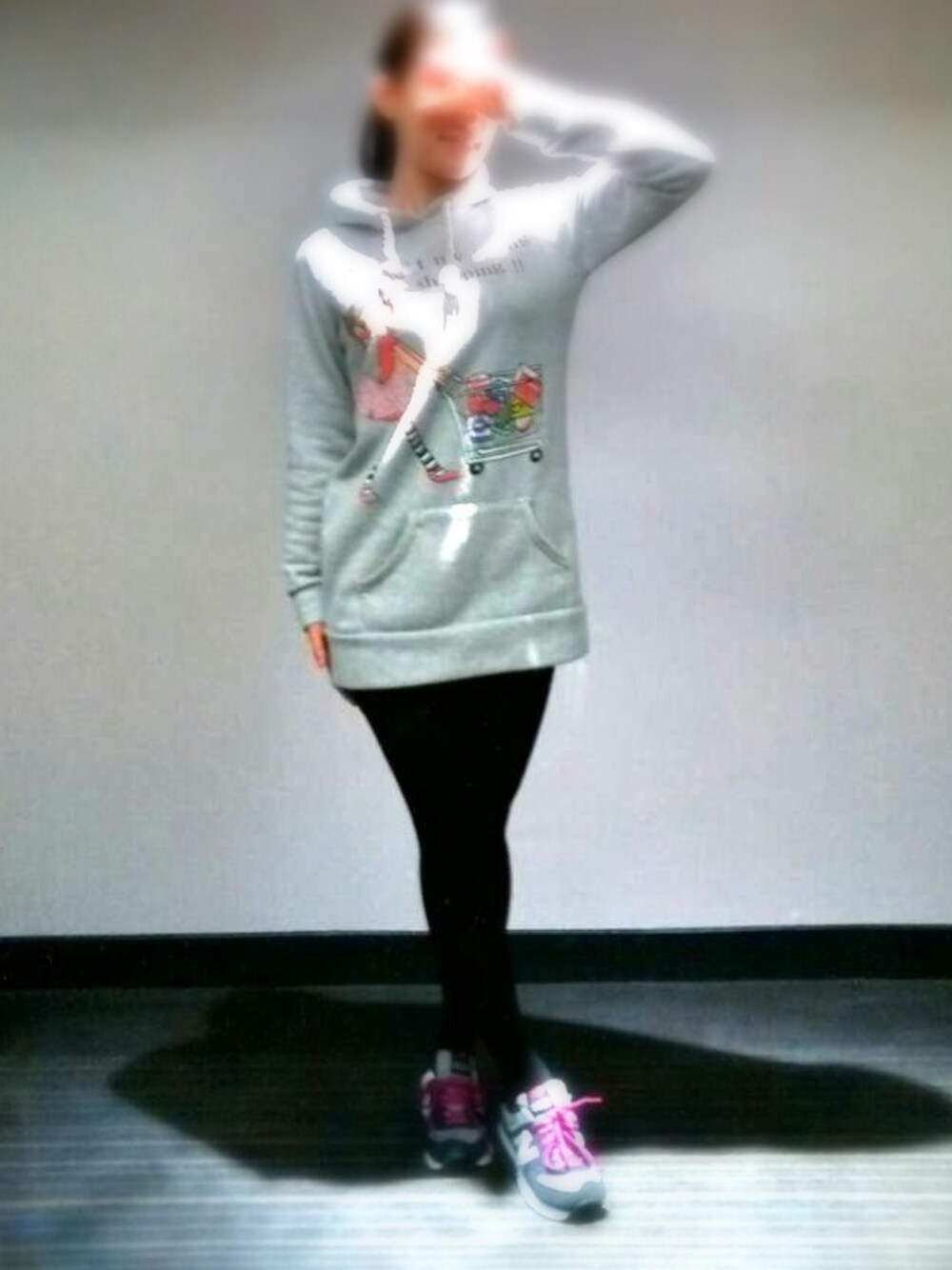 「NEW BALANCEのアイテム（スニーカー、ブラック系）」を使った、Huirong Luさん（レディース・163cm）の秋コーディネートの1枚目の写真
