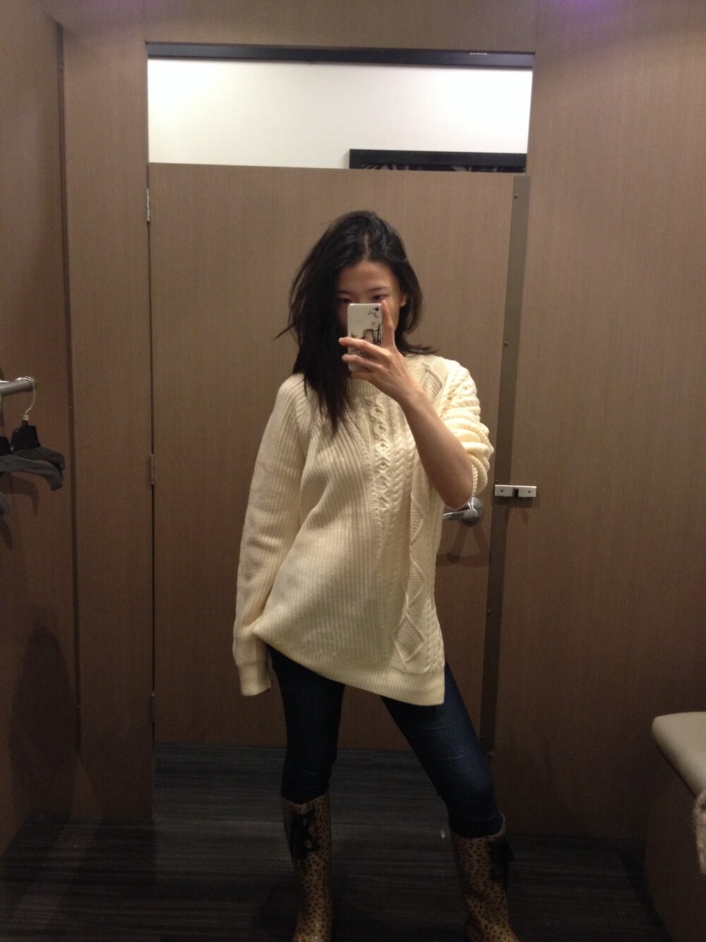 「SEE BY CHLOEのアイテム（レインシューズ、ベージュ系）」を使った、Huirong Luさん（レディース・163cm）の秋コーディネートの1枚目の写真
