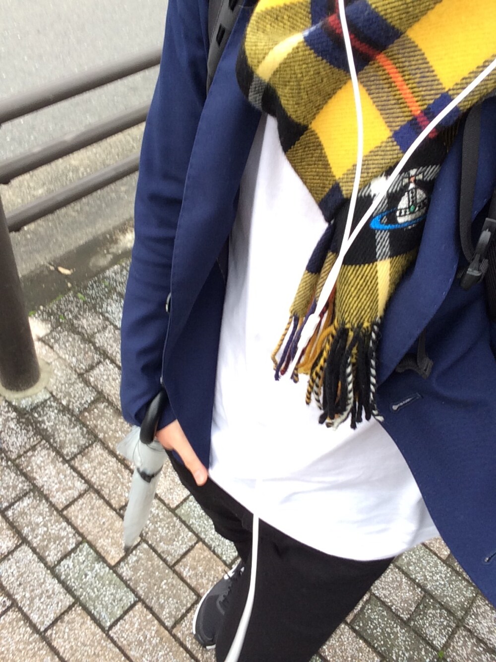 「秋冬、ジャケット、マフラー、スポーツミックス」｜「UNIQLOのアイテム（パンツ、ブラック系）」を使った、ゆーさん（メンズ・175cm）の秋コーディネートの1枚目の写真