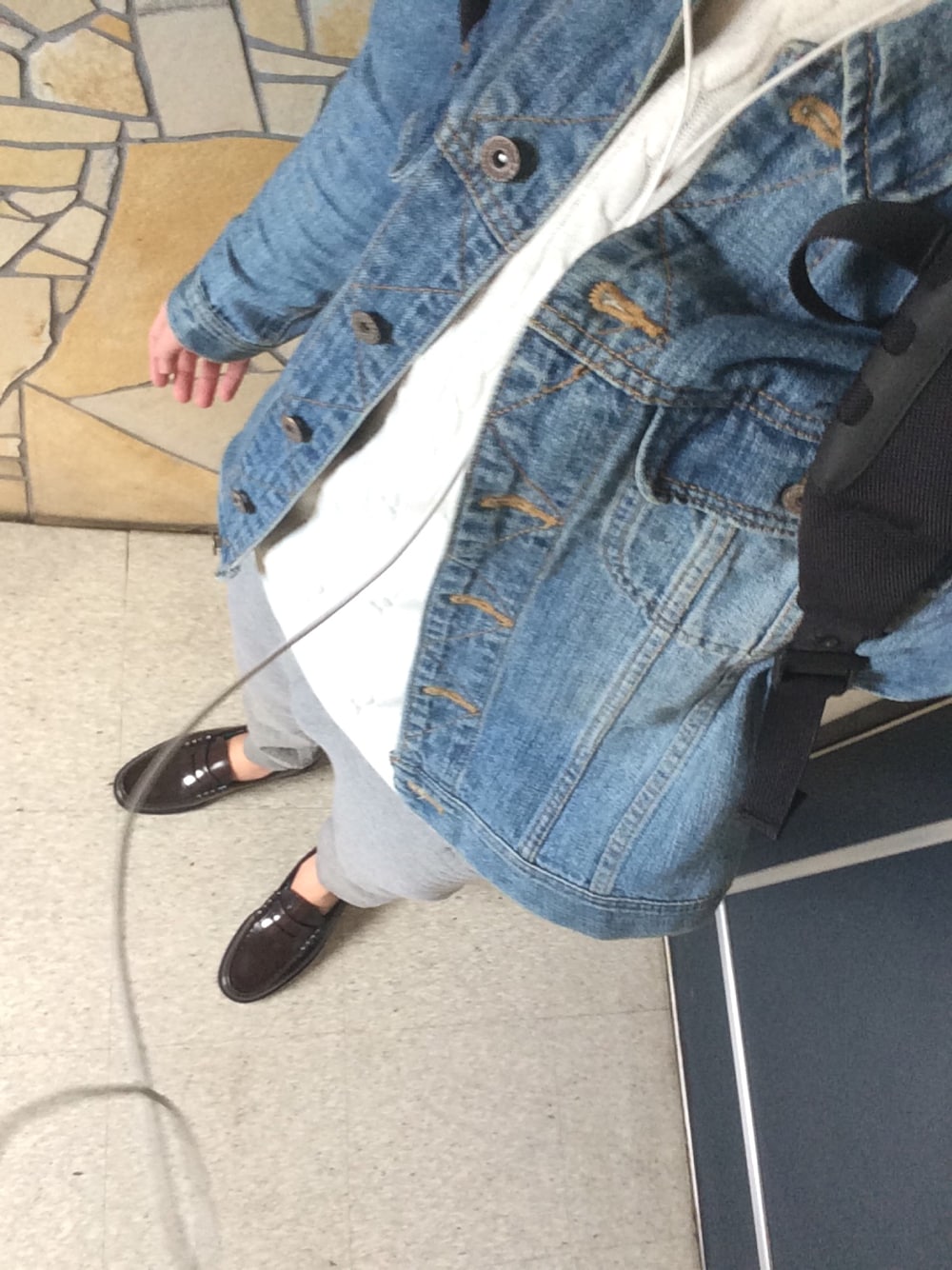 「春コーデ、リブパンツ、ジージャン、ナノユニバース、ローファー」｜「BROWNYのアイテム（デニムジャケット、ブルー系）」を使った、ゆーさん（メンズ・175cm）の春コーディネートの1枚目の写真