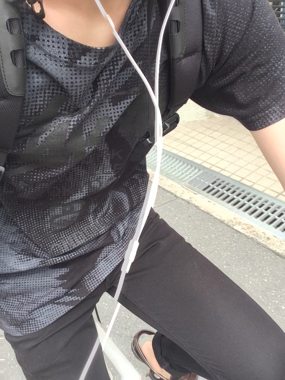 「ローファー、黒コーデ、黒スキニー、stussy、Klasse14」｜「STUSSYのアイテム（Tシャツ/カットソー、ブラック系）」を使った、ゆーさん（メンズ・170cm）の夏コーディネートの1枚目の写真