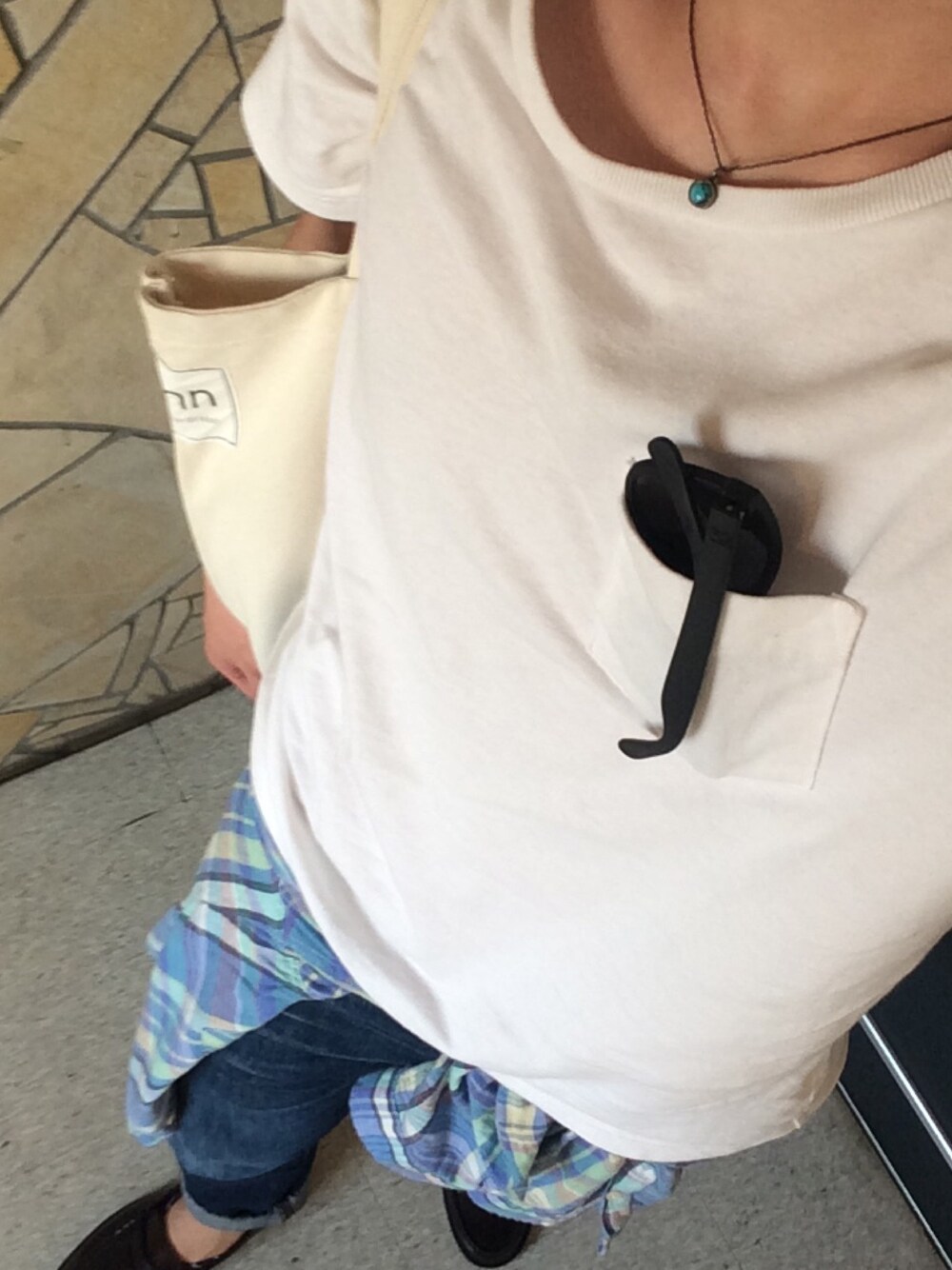 「白Tシャツ、腰巻きスタイル、シンプル、デニム、ナノユニバース、G-STAR RAW(G-STAR RAW)、ホワイト、大人カジュアル、トートバッグ」｜「URBAN RESEARCH DOORS MENSのアイテム（Tシャツ/カットソー、ホワイト系）」を使った、ゆーさん（メンズ・170cm）の夏コーディネートの1枚目の写真