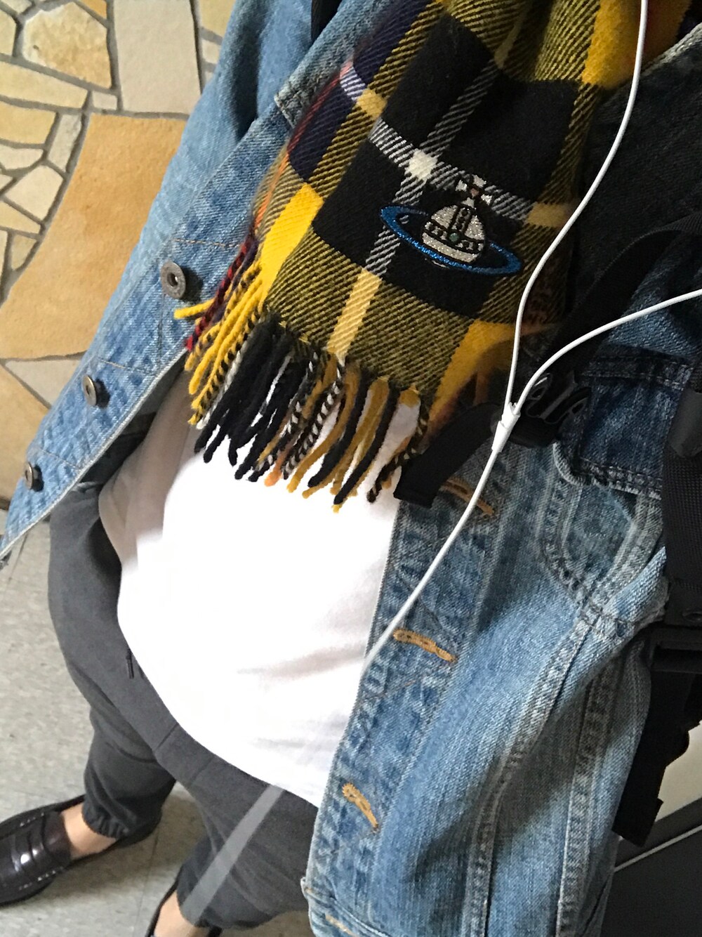 「秋のコーデ、オトナカジュアル、ローファー、ジョガーパンツ、タートルネック、ジージャン、RAGEBLUE、Vivienne Westwood」｜「RAGEBLUEの【GUNZE】別注タートルネック長袖/707836（Tシャツ/カットソー、ホワイト系）」を使った、ゆーさん（メンズ・170cm）の秋コーディネートの1枚目の写真