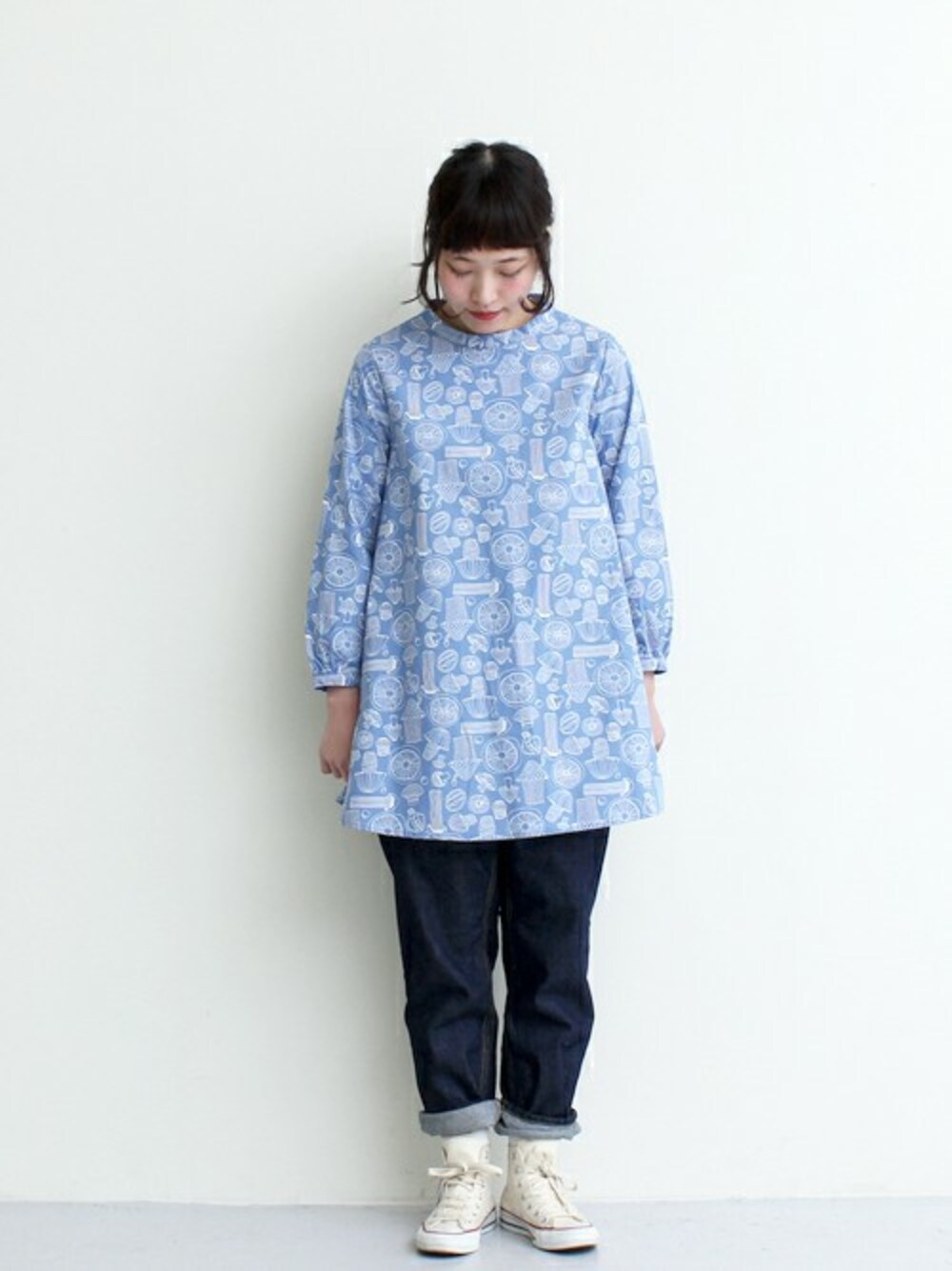 「サックスブルー、総柄、ワンウォッシュデニム、春コーデ、白いスニーカー、chambre de charme、chambre de charme(chambre de charme)、mat quotidien」｜「chambre de charmeの40タイプライター　きのこ図鑑プリントチュニック（チュニック、ブルー系）」を使った、Malle chambre de charmeさん（レディース・158cm）の春コーディネートの1枚目の写真