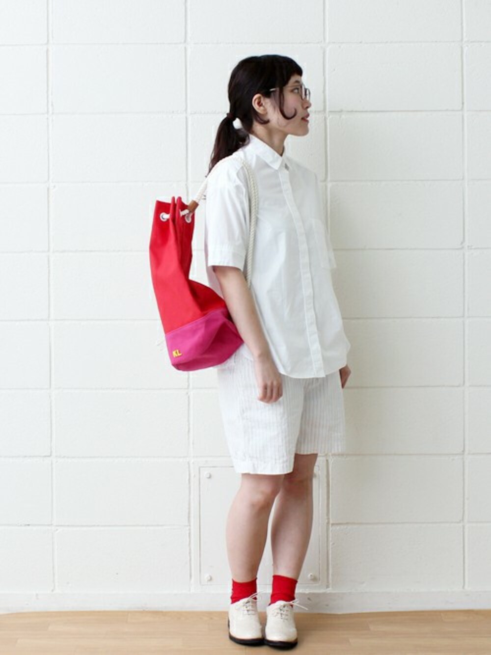 「白シャツ、ショートパンツ、ストライプ、白×白、赤い靴下、ナップサック、chambre de charme(chambre de charme)、chambre de charme、mat quotidien」｜「mat quotidienのピンストライプ　ショートパンツ（その他パンツ、ホワイト系）」を使った、Malle chambre de charmeさん（レディース・158cm）の春コーディネートの1枚目の写真