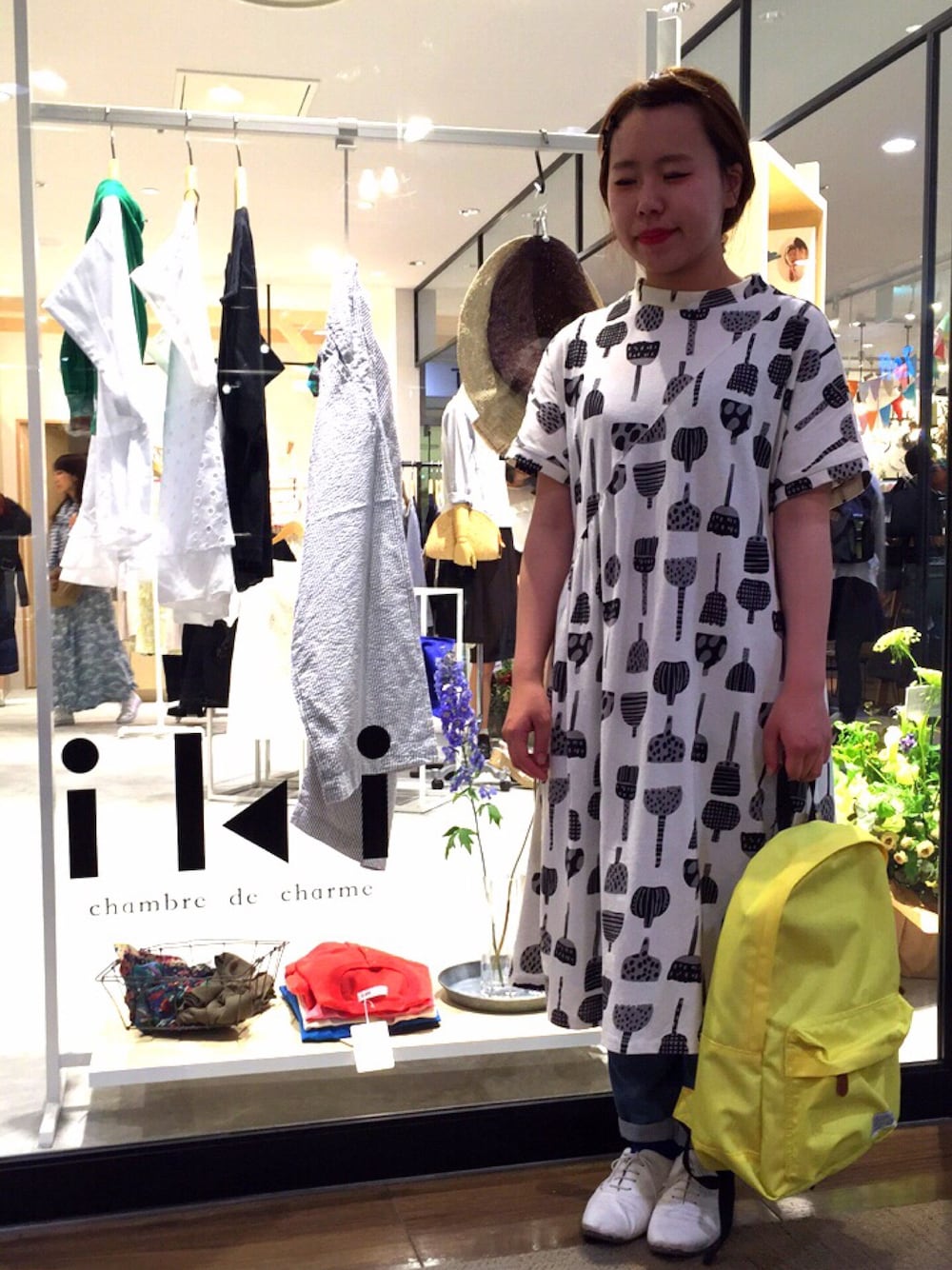 ホワイト系のワンピースを着用したレディースの春コーディネートの1枚目の写真