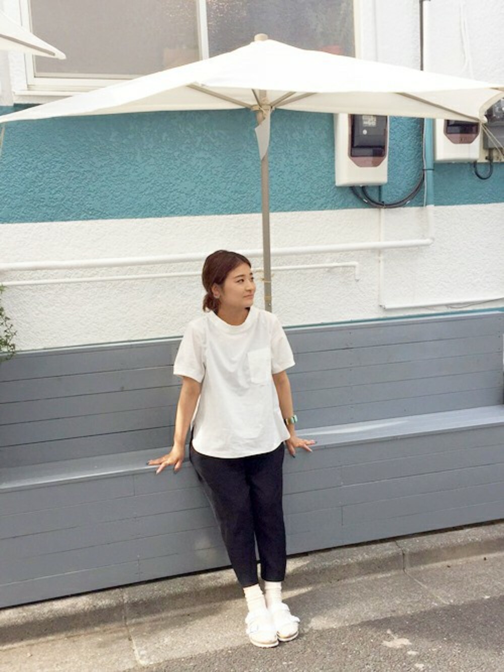 ホワイト系のTシャツ/カットソーを着用したレディースの春コーディネートの1枚目の写真