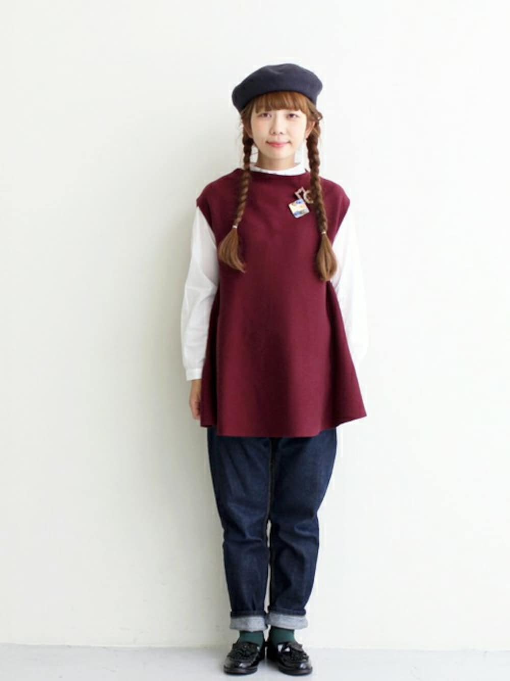 ブルー系のデニムパンツ、ホワイト系のシャツ/ブラウス、グレー系のベストを着用したレディースの秋コーディネートの1枚目の写真