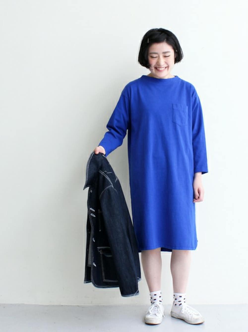 「青、ワンピース、シンプルコーデ、スニーカー、デニム、カバーオール、mat quotidien、chambre de charme」｜「mat quotidienの天竺　長袖ワンピース（ワンピース、ブルー系）」を使った、Malle chambre de charmeさん（レディース・158cm）の冬コーディネートの1枚目の写真