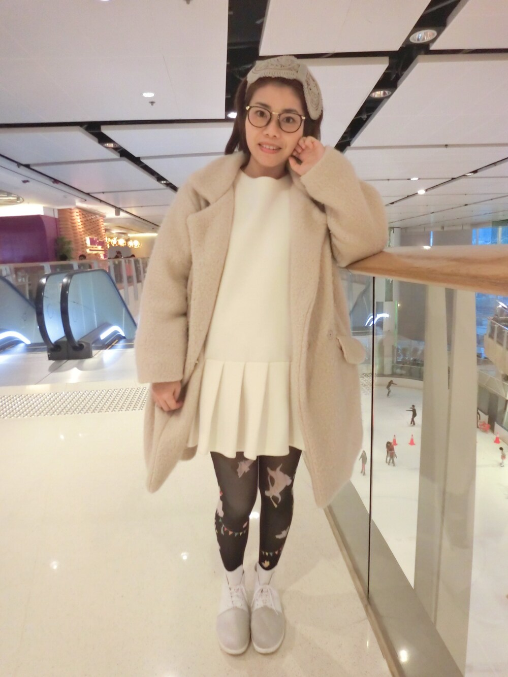 「holiday」｜「korea brandのアイテム（ピーコート、ベージュ系）」を使った、kakaさん（レディース・159cm）の春コーディネートの1枚目の写真