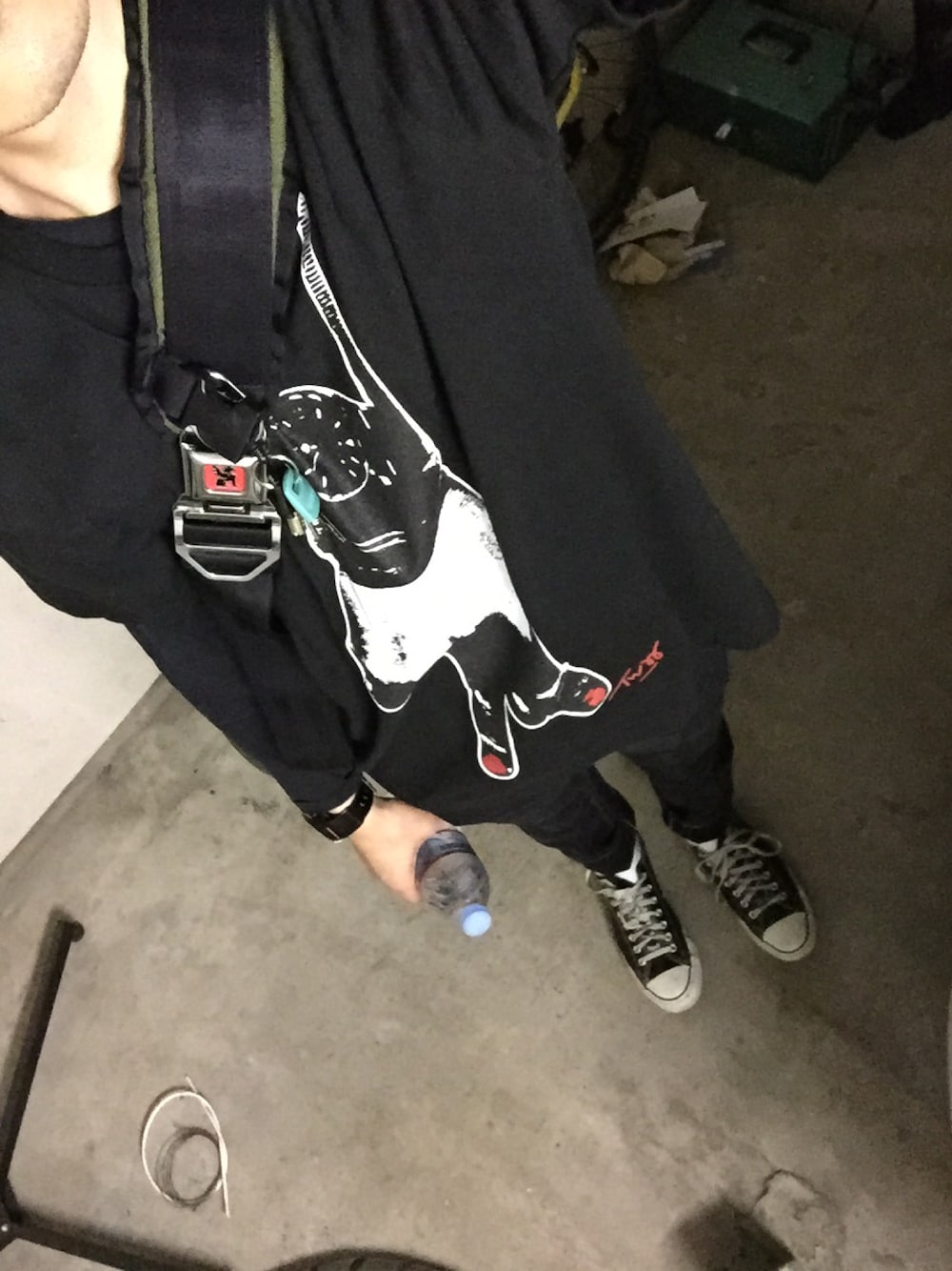 ブラック系のTシャツ/カットソー、グリーン系のメッセンジャーバッグ、ブラック系のスニーカーを着用したメンズの夏コーディネートの1枚目の写真