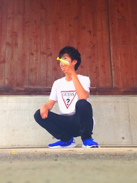 「Guess（ゲス）のアイテム（Tシャツ/カットソー、ホワイト系）」を使った、皐太さん（メンズ・173cm）の春コーディネート