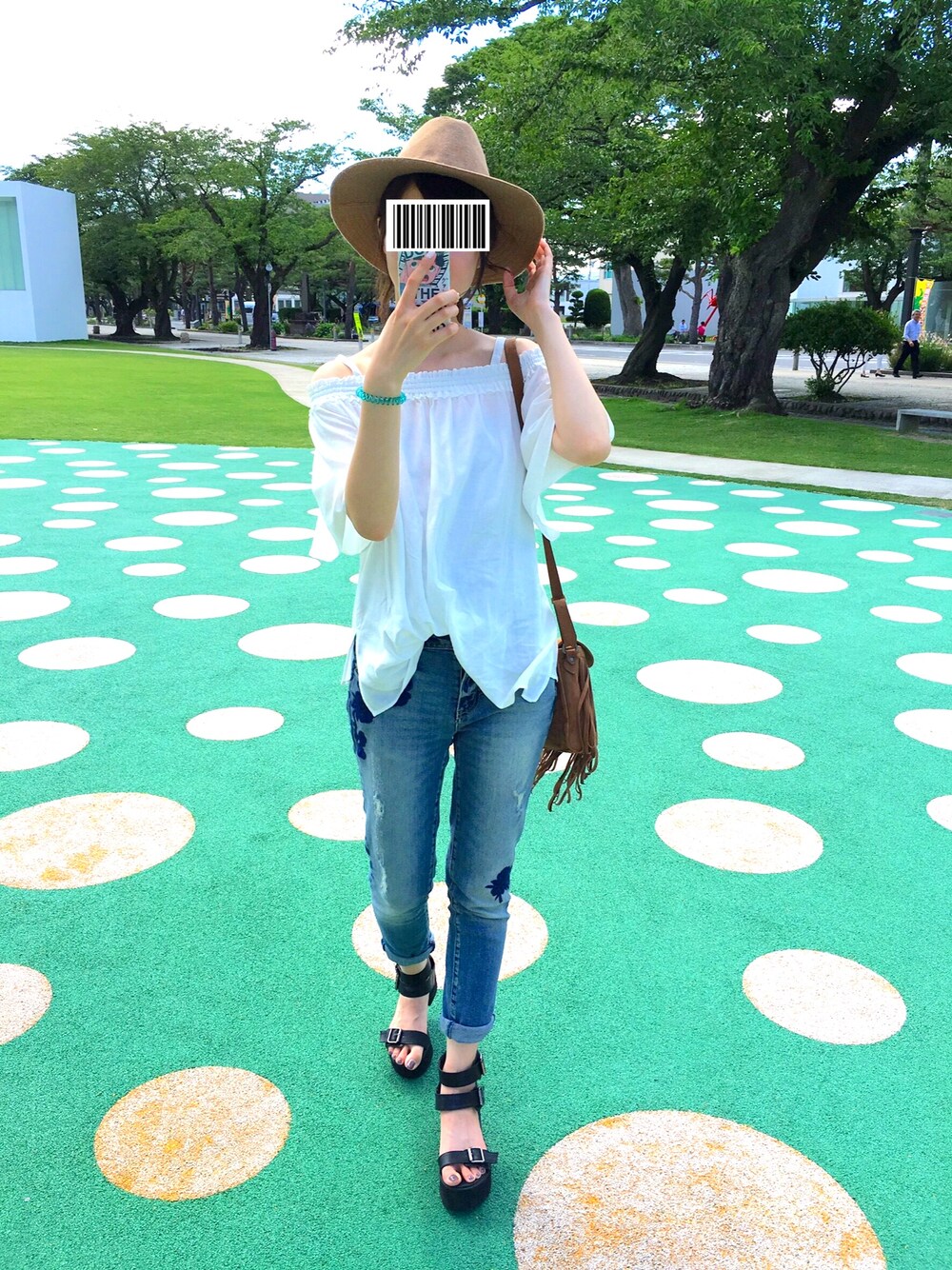 「オフショル、デニム、白、夏、フリンジバッグ」｜「NANO universeの【予約】 2wayオフショルブラウス（シャツ/ブラウス、ホワイト系）」を使った、マイクルさん（レディース・166cm）の夏コーディネートの1枚目の写真