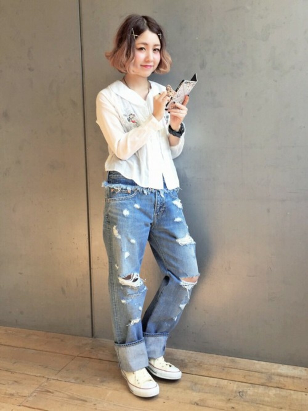 「コンバース、ブラウス、カジュアル、ホワイト、大人カジュアル、休日スタイル、ラフ、iPhoneケース、ダメージデニムパンツ、はるコーデ」｜「RNAのB2244 トラ刺繍ブラウス（シャツ/ブラウス、ホワイト系）」を使った、ミッツ☆さん（レディース・155cm）の春コーディネートの1枚目の写真