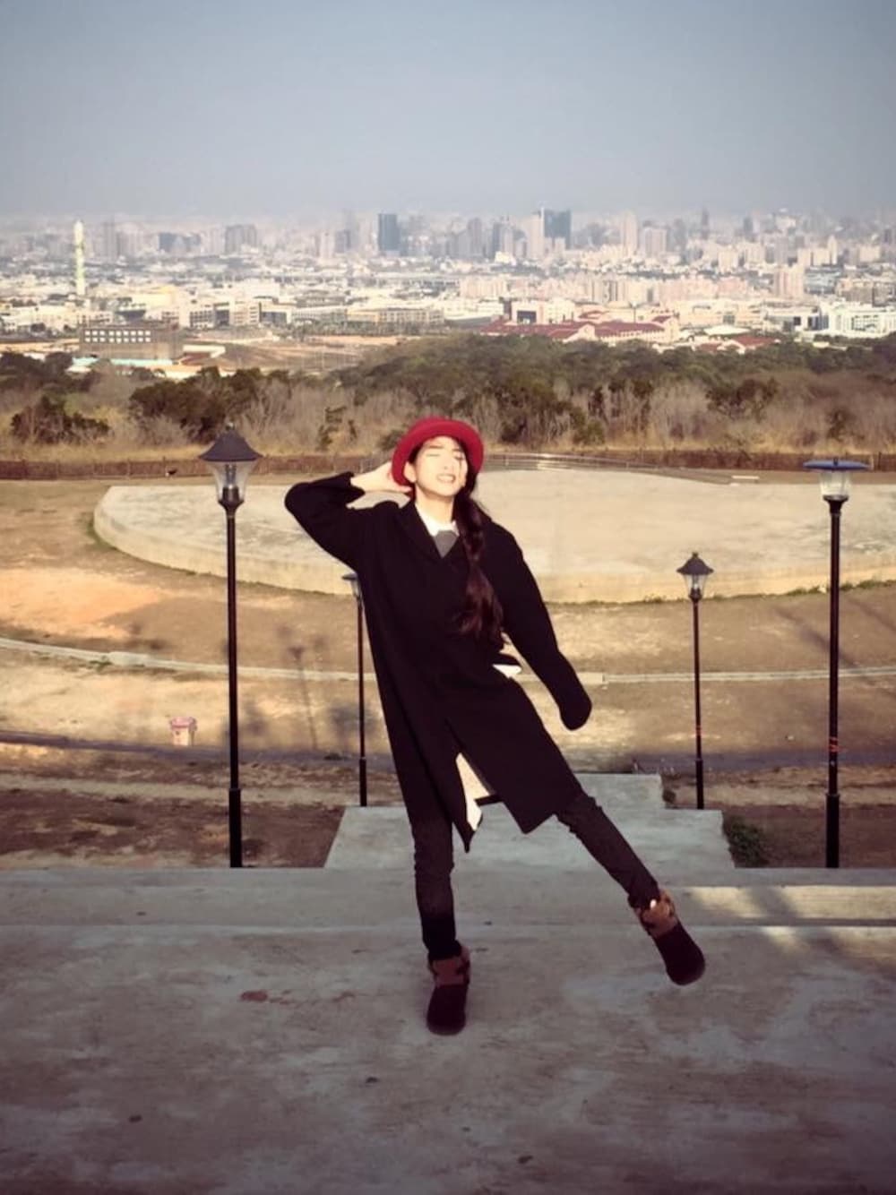「Taichung、望高寮、windyday、mountain、top」｜「à la shaのアイテム（チェスターコート、ブラック系）」を使った、YunHsiehさん（レディース・163cm）の冬コーディネートの1枚目の写真
