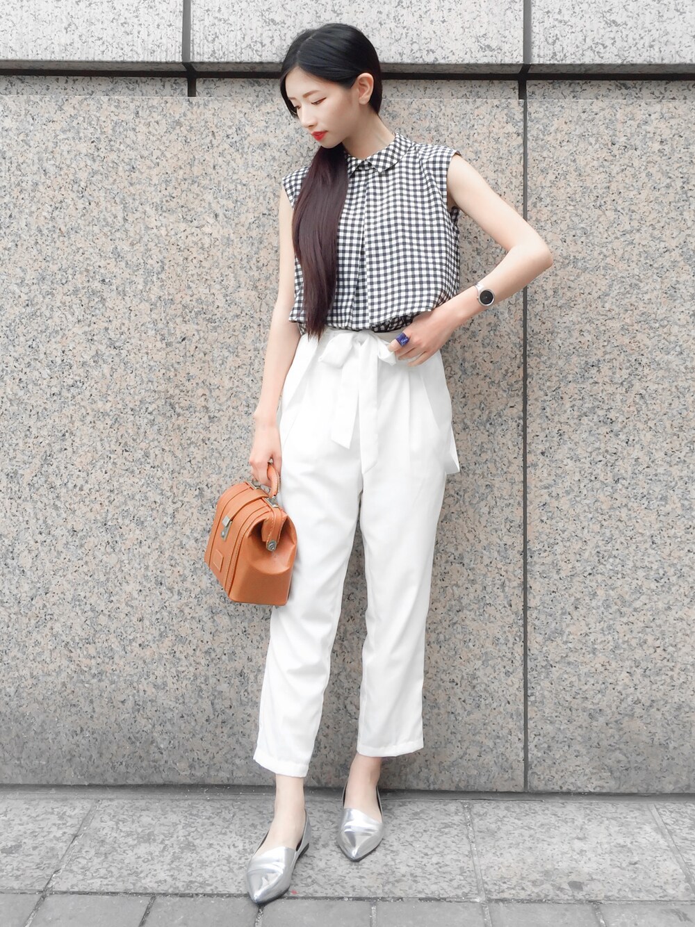 その他のシャツ/ブラウス、ホワイト系のチノパンツ、シルバー系のアナログ腕時計を着用したレディースの春コーディネートの1枚目の写真