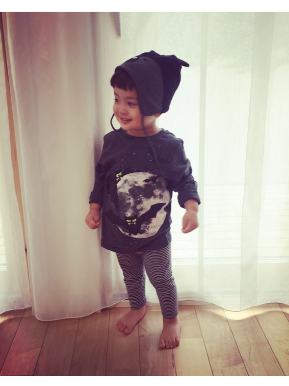 「2歳、２歳1ヶ月、H&M、おにぎりコーデ、おにぎり坊や、くま耳、コウモリ、ブラックコーデ」｜「H&Mのアイテム（Tシャツ/カットソー、ブラック系）」を使った、おにぎりさん（キッズ・90cm）の秋コーディネートの1枚目の写真