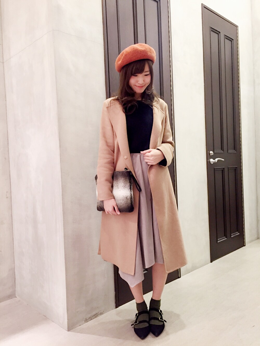 ブラウン系のジャケット/アウター、ブラック系のニット/セーター、グレー系のスカートを着用したレディースの秋コーディネートの1枚目の写真