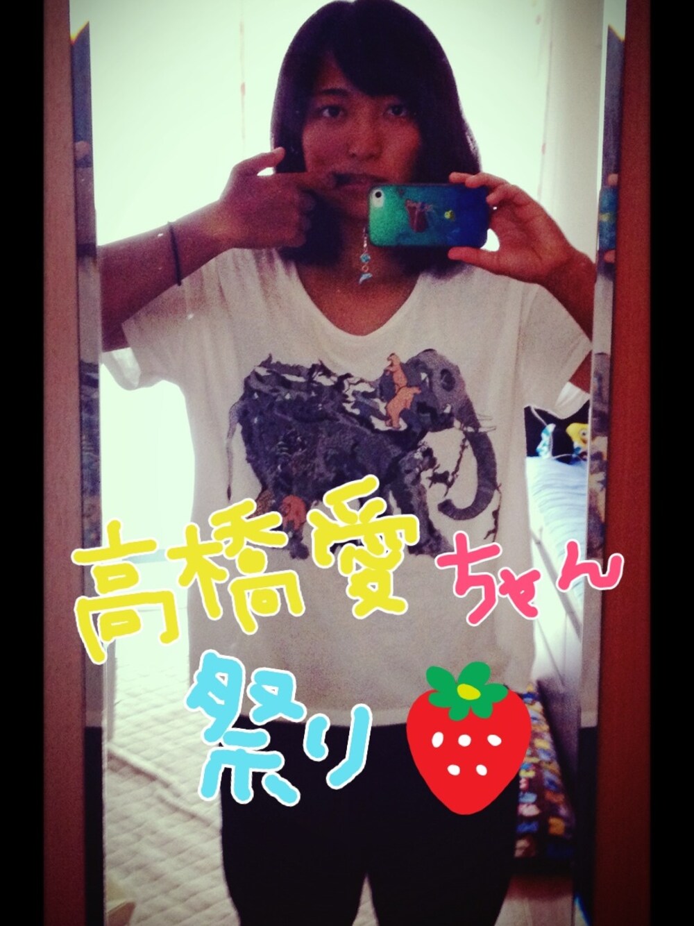 ブルー系のデニムパンツ、ホワイト系のTシャツ/カットソーを着用したレディースの夏コーディネートの1枚目の写真