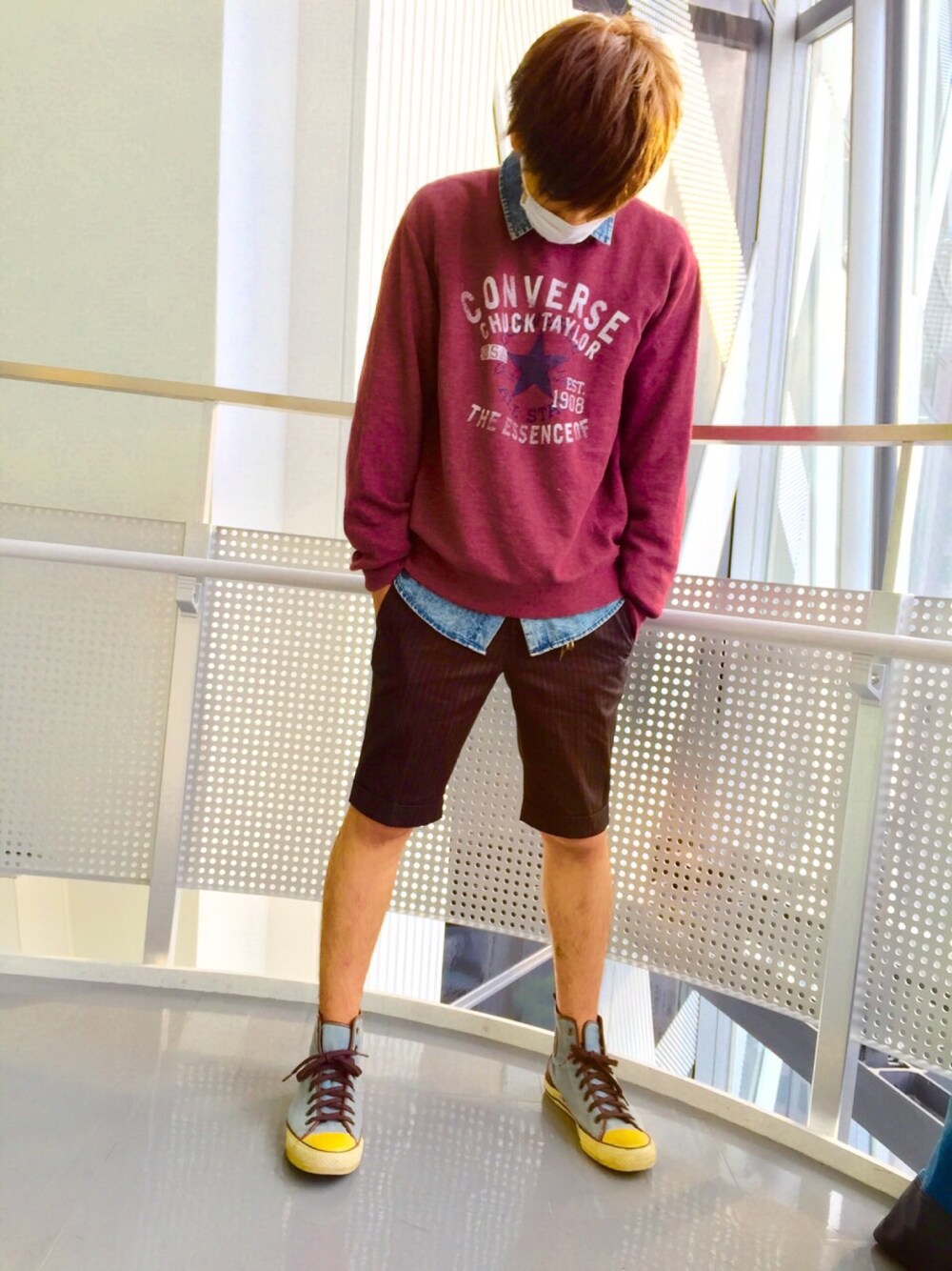 「学校でパシャリ、コンバース、スウェット、シャツ×スウェット、ショートパンツ」｜「CONVERSEのアイテム（スウェット、レッド系）」を使った、aoi さん（メンズ・170cm）の夏コーディネートの1枚目の写真