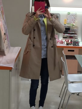 「ホワイトスニーカー」｜「アイテム（トレンチコート）」を使った、まっこさん（レディース・177cm）の春コーディネート