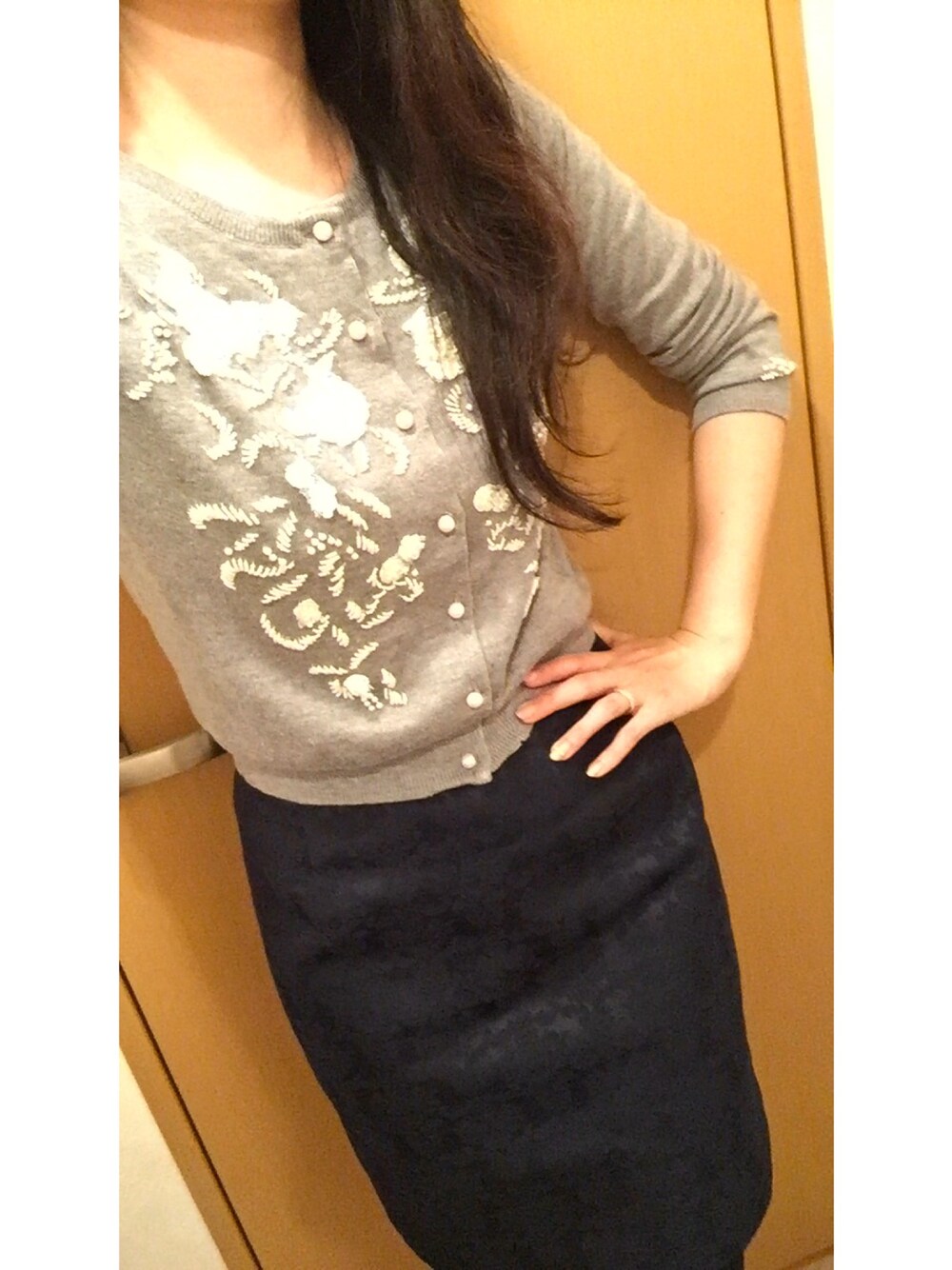 「マーキュリーデュオ(MERCURYDUO)、お姉さんコーデ、オフィススタイル」｜「MERCURYDUOのビーズ刺繍CD（カーディガン/ボレロ、グレー系）」を使った、riri*さん（レディース・167cm）の秋コーディネートの1枚目の写真