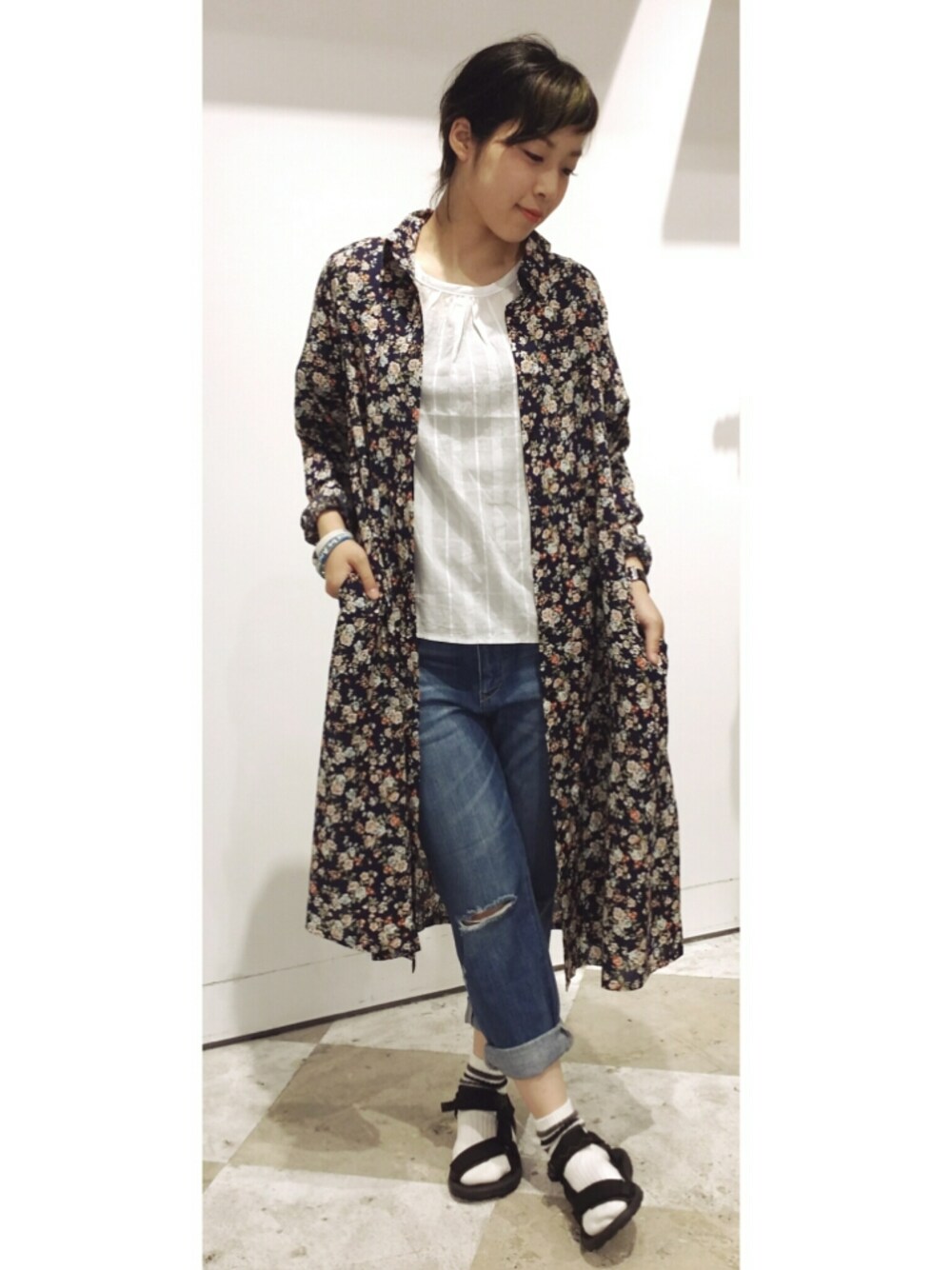 「179/WG、キレイめ、カジュアル、花柄、シャツワンピ、BURGER179/WG」｜「179/WGのアイテム（デニムパンツ、ブルー系）」を使った、mocoさん（レディース・160cm）の夏コーディネートの1枚目の写真