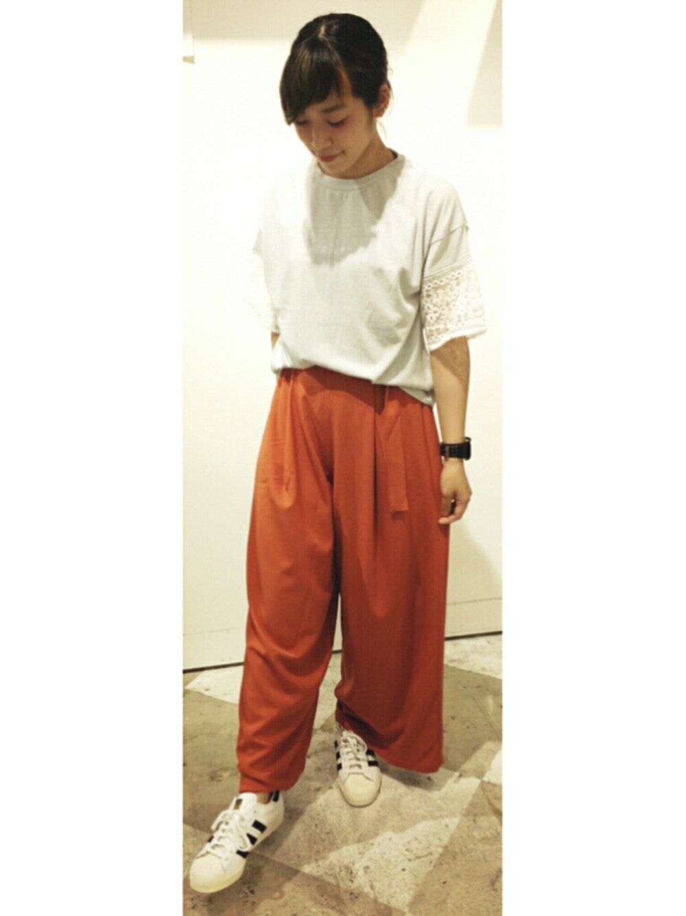 「スニーカー、大人カジュアル、ワイドパンツ、179/WG」｜「179/WGのハイウエストワイドパンツ（その他パンツ、オレンジ系）」を使った、mocoさん（レディース・160cm）の夏コーディネートの1枚目の写真