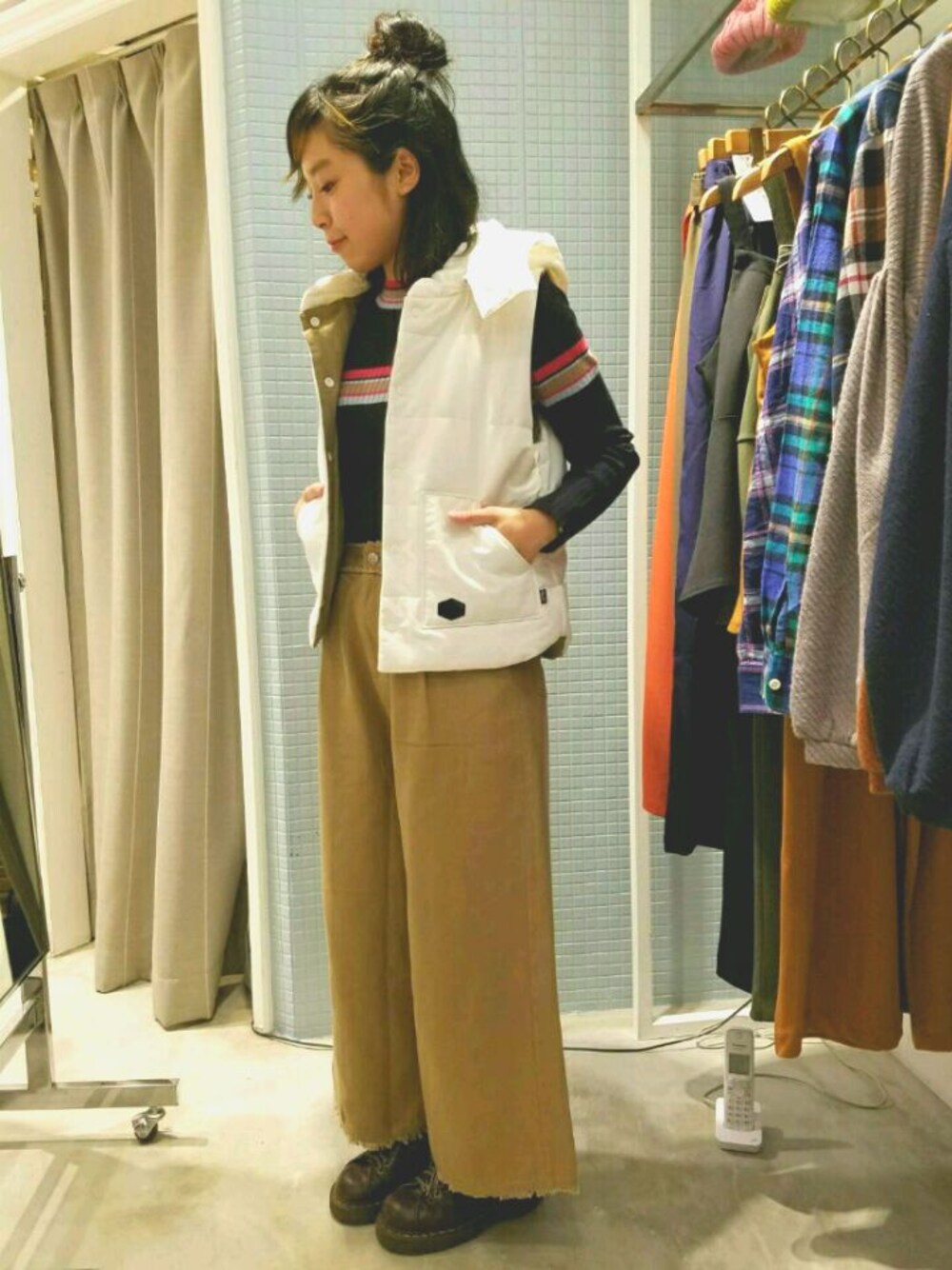 「casual、179/WG、マルチボーダー、リブニット、中綿ベスト、autumn」｜「179/WGの【2016秋新商品】取り外しフード付中綿ベスト（その他アウター、ホワイト系）」を使った、mocoさん（レディース・160cm）の秋コーディネートの1枚目の写真