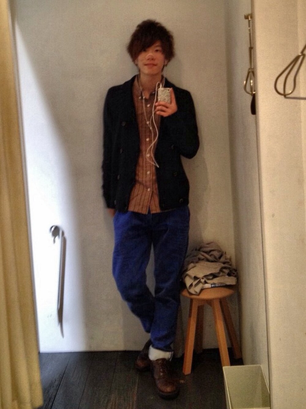 レッド系のシャツ/ブラウス、ブルー系のカーディガン/ボレロ、ブルー系のデニムパンツを着用したメンズの冬コーディネートの1枚目の写真