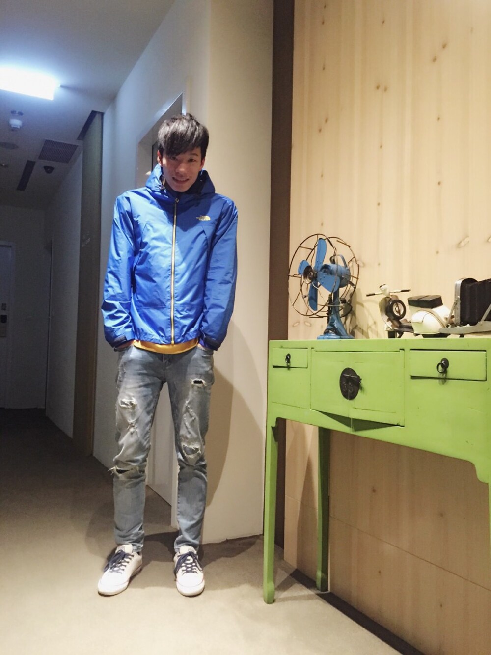 ブルー系のマウンテンパーカー、グレー系のその他パンツ、その他のその他を着用したメンズの冬コーディネートの1枚目の写真