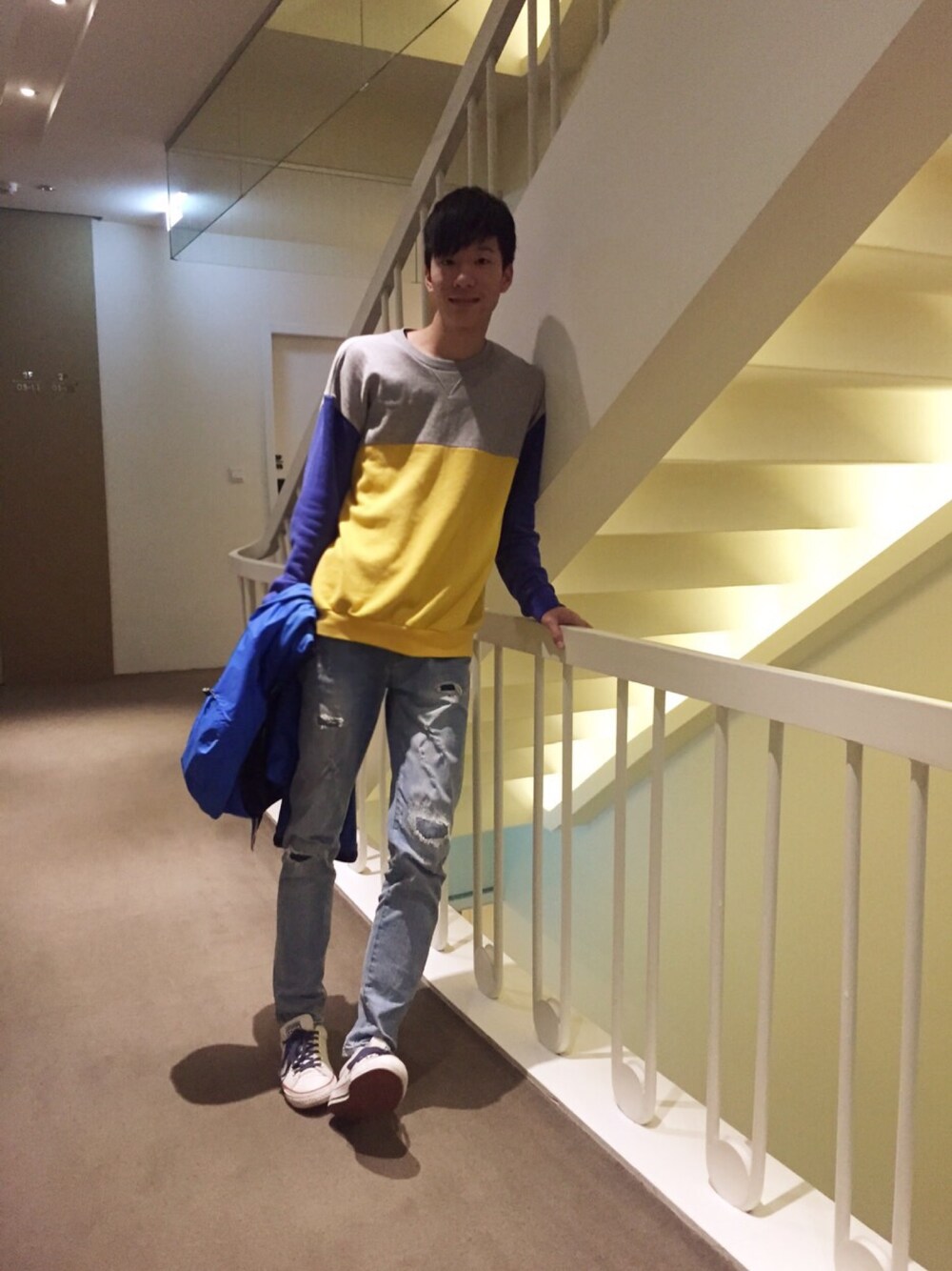 その他のスウェット、ブルー系のマウンテンパーカー、ホワイト系のスニーカーを着用したメンズの冬コーディネートの1枚目の写真