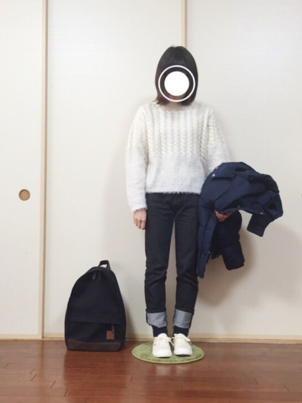 「シンプル、デニム、リュック、白ニット、スニーカー、ダウンジャケット、I am I、niko and ...、カジュアルコーデ、white」｜「I am I in fact...のパッチワークニット　　ハイネックプルオーバー（ニット/セーター、ホワイト系）」を使った、kakoさん（レディース・151cm）の冬コーディネートの1枚目の写真