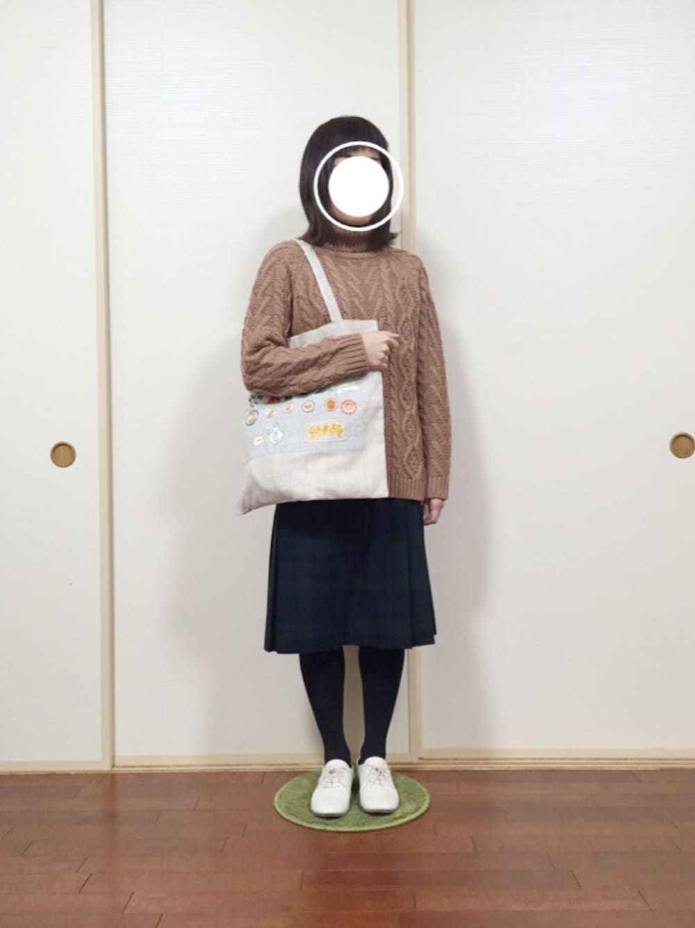 「ニット、チェックスカート、無印良品、エナメルシューズ、雨の日コーデ、ほっこり」｜「URBAN RESEARCH Sonny LabelのSonny Label ケーブル編みタートルプルオーバー（ニット/セーター、ブラウン系）」を使った、kakoさん（レディース・151cm）の冬コーディネートの1枚目の写真
