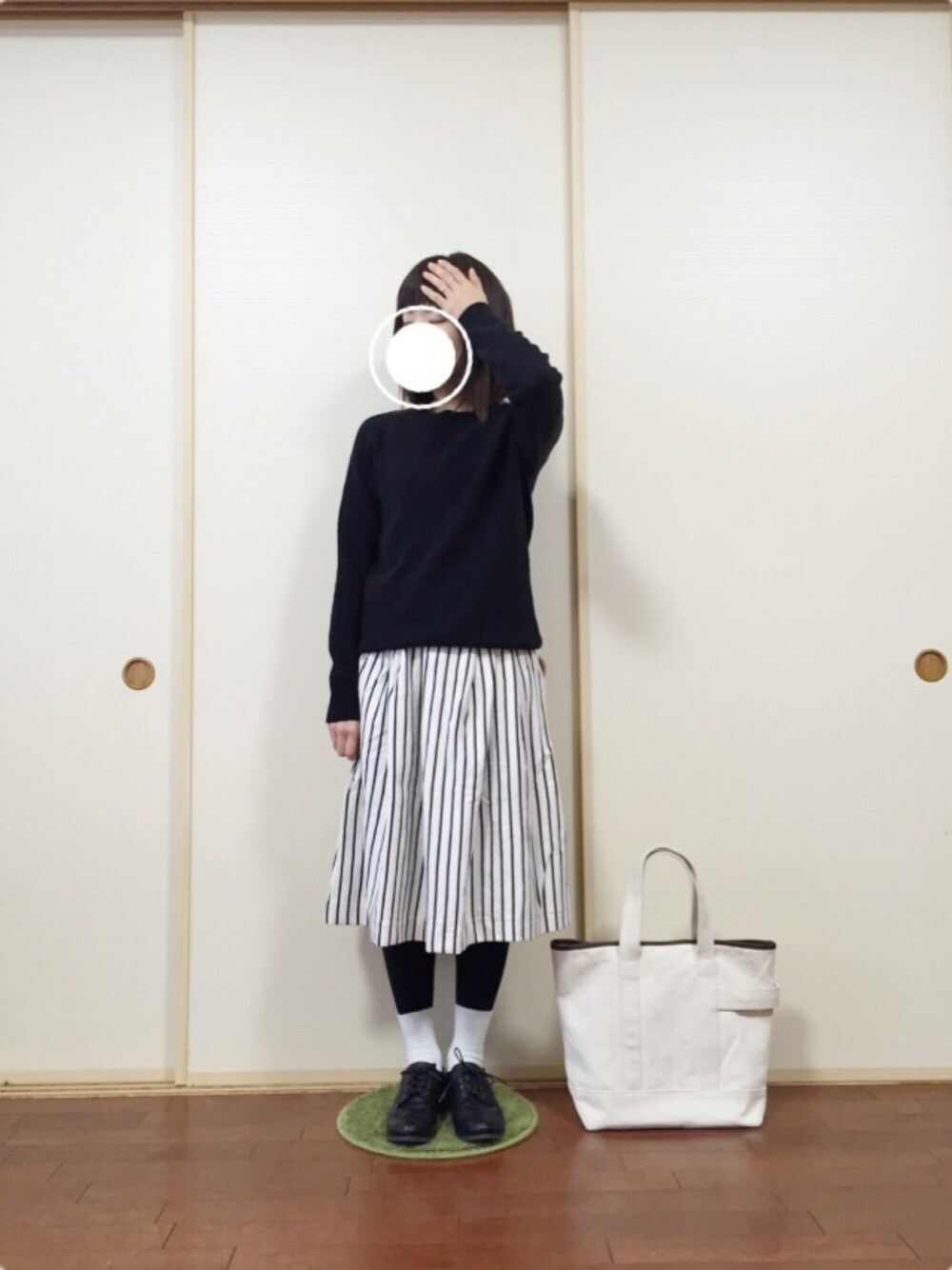 「シンプルコーデ、モノトーン、ストライプ、ユニクロ、coen、ママコーデ」｜「UNIQLOのアイテム（ニット/セーター、ブラック系）」を使った、kakoさん（レディース・151cm）の春コーディネートの1枚目の写真