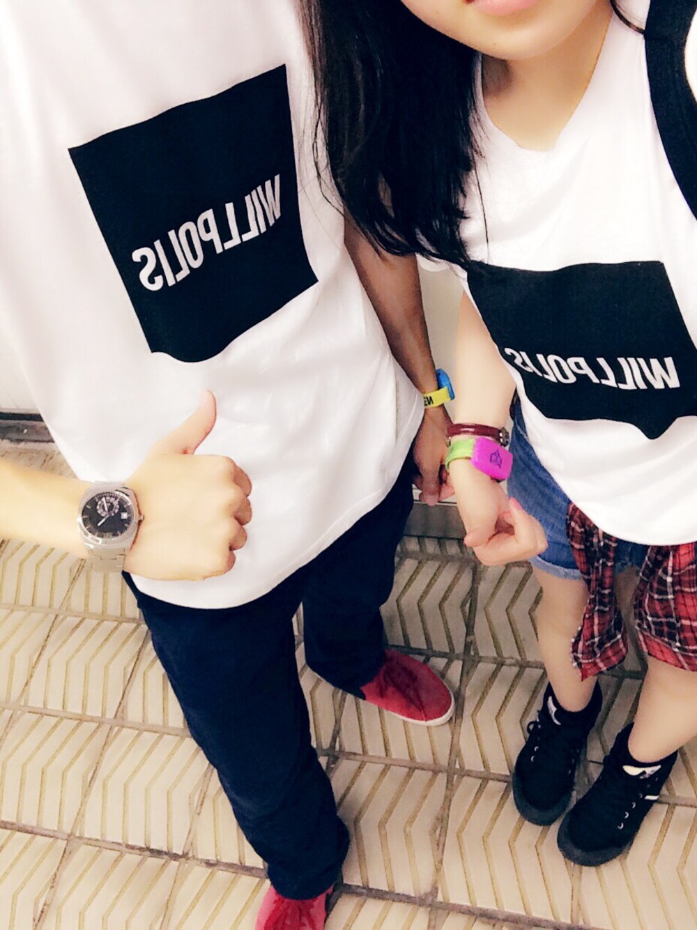 ホワイト系のTシャツ/カットソー、ブラック系のスニーカーを着用したレディースの夏コーディネートの1枚目の写真