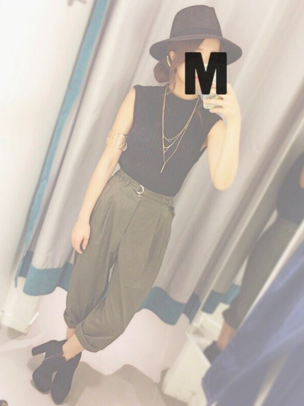 「チノパンツ、サマーニット、ハット、カーキ、黒、GU、H&M、アベイル、Bershka、プチプラ」｜「GUのアイテム（ニット/セーター、ブラック系）」を使った、Masumi*さん（レディース・163cm）の夏コーディネートの1枚目の写真