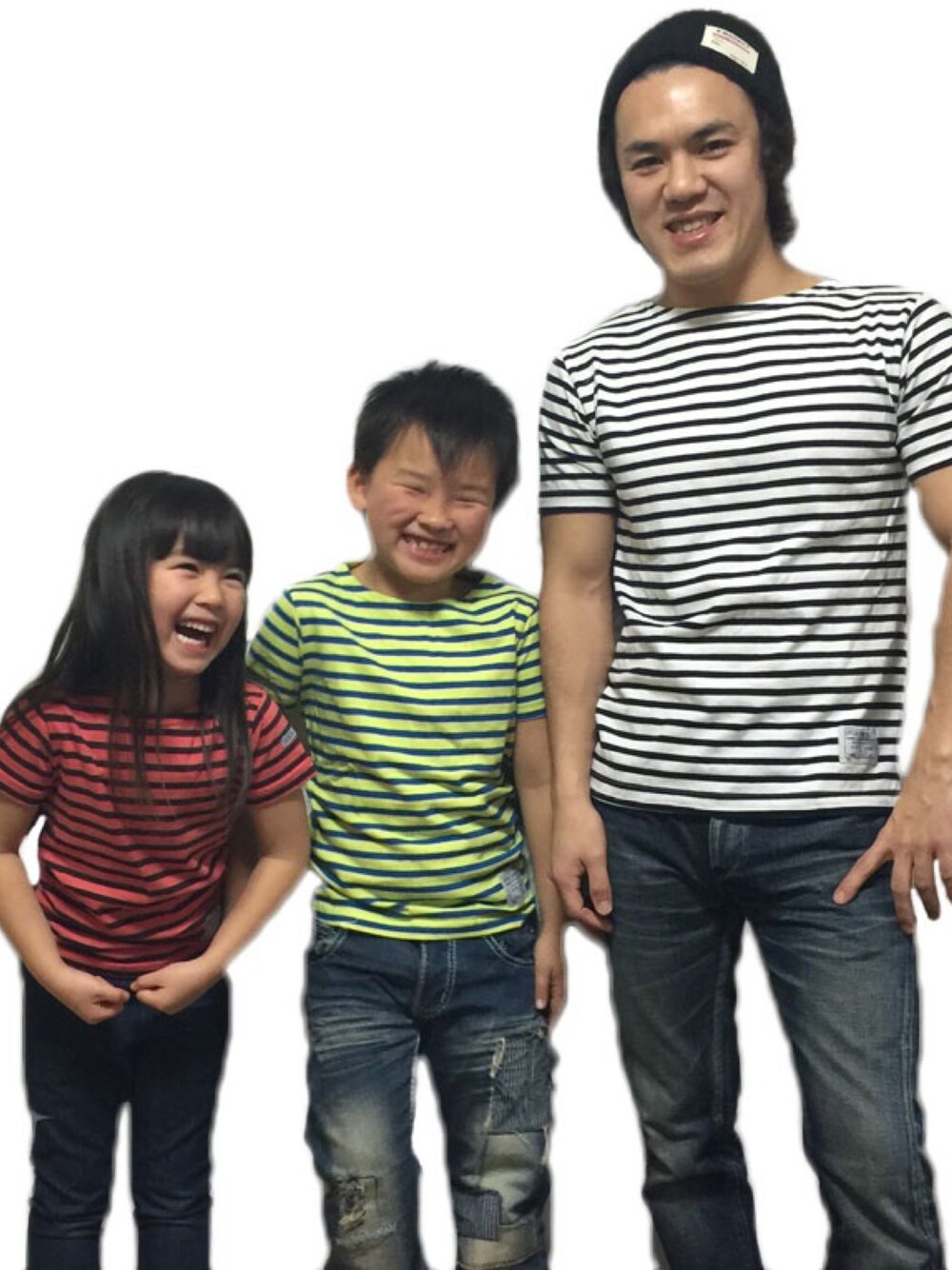 グレー系のTシャツ/カットソーを着用したキッズの冬コーディネートの1枚目の写真