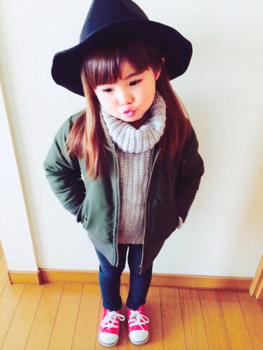 グリーン系のMA-1、グレー系のニット/セーター、ブラック系の帽子を着用したキッズの冬コーディネートの1枚目の写真