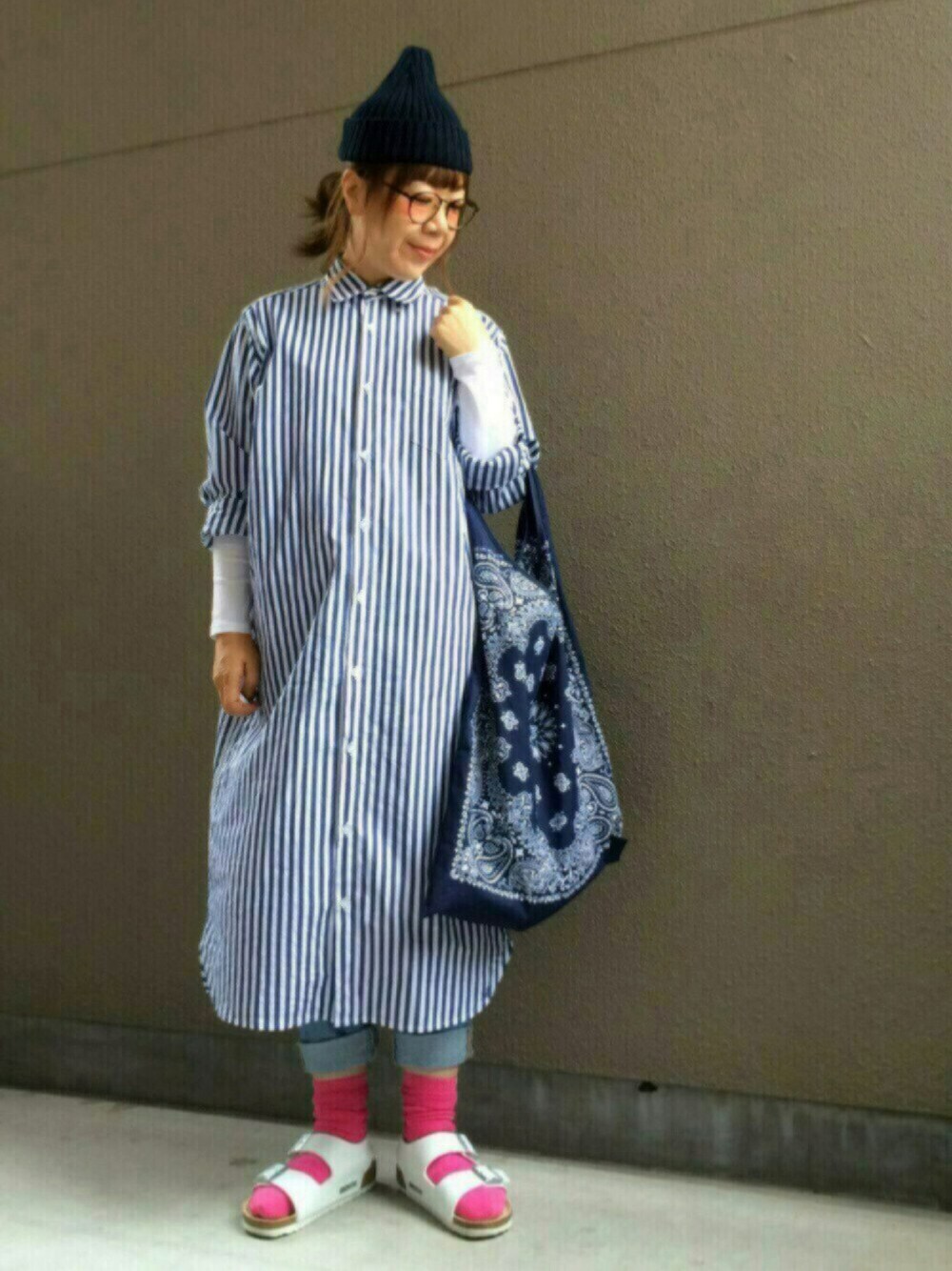 「カジュアル、大人カジュアル、シャツワンピ、ワンピース、ストライプ、サンダル、めがね、ニット帽」｜「LOWRYS FARMのニットワッチ　562651（ニットキャップ/ビーニー、ブルー系）」を使った、ちぃさん（レディース・153cm）の春コーディネートの1枚目の写真