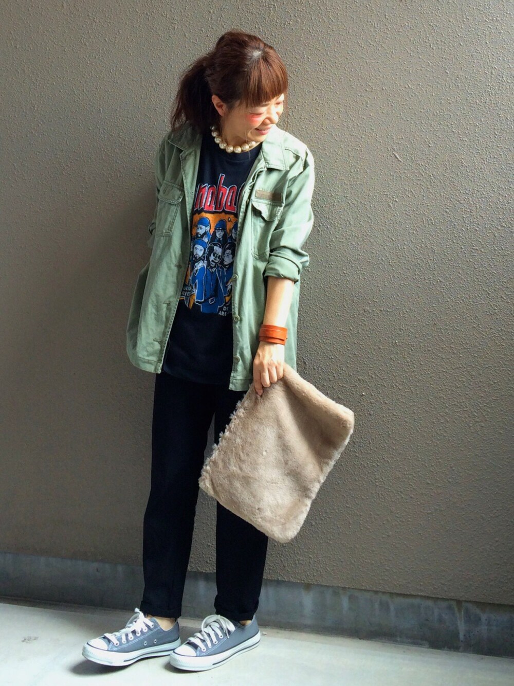 その他のTシャツ/カットソー、グリーン系のジャケット/アウター、グレー系のクラッチバッグを着用したレディースの秋コーディネートの1枚目の写真