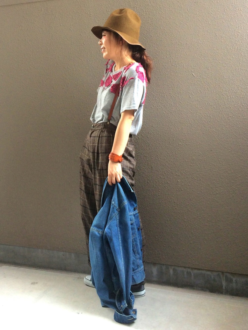 グレー系のTシャツ/カットソー、ブラウン系のスラックス、ブルー系のデニムジャケットを着用したレディースの秋コーディネートの1枚目の写真