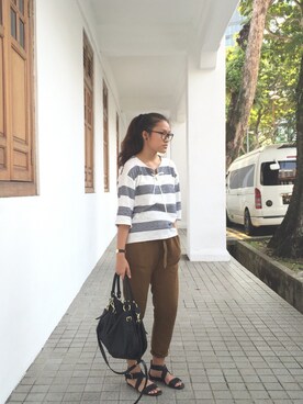 「CHARLES & KEITH（チャールズ & キース）のアイテム（ビーチサンダル）」を使った、Arielle Wannyさん（レディース・168cm）の春コーディネート