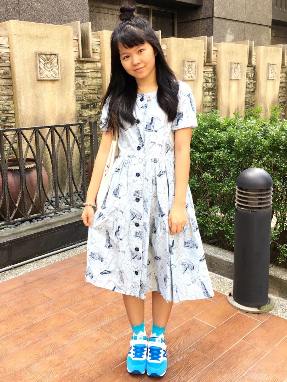 その他のスニーカー、ブルー系のワンピース、その他のネックレスを着用したレディースの秋コーディネートの1枚目の写真