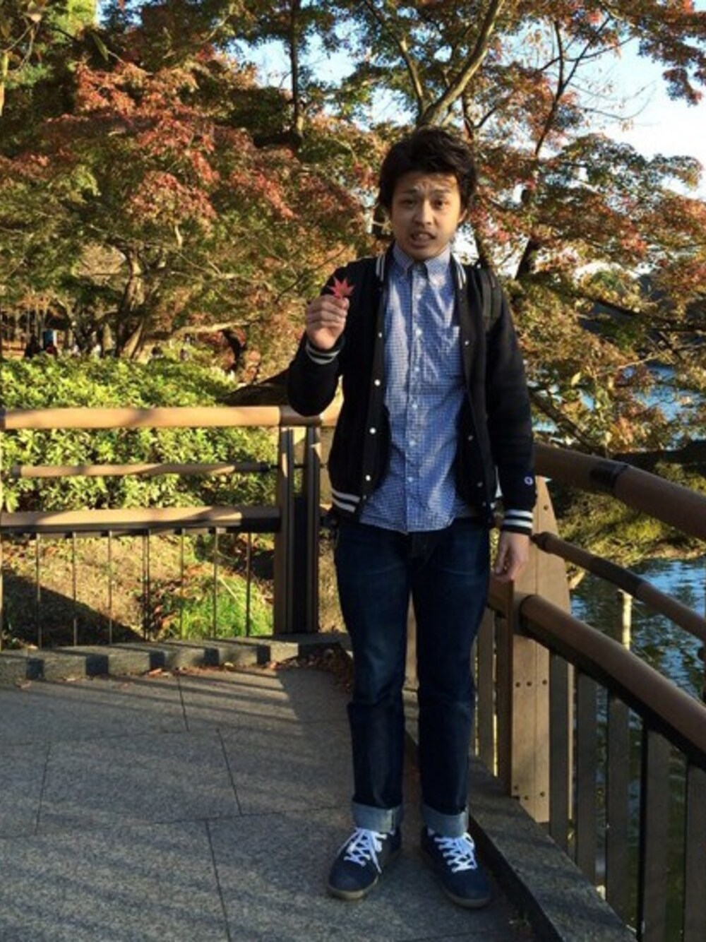 ホワイト系のシャツ/ブラウス、ブラック系のスタジャン、ブルー系のスニーカーを着用したメンズの春コーディネートの1枚目の写真