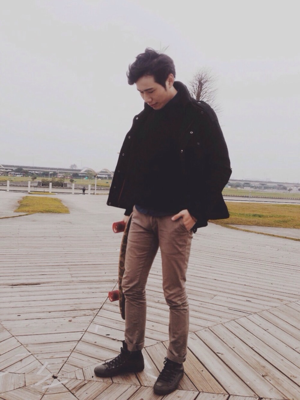 「美堤」｜「Bossiniのアイテム（ミリタリージャケット、ブラック系）」を使った、Kane Jacobsさん（メンズ・178cm）の秋コーディネートの1枚目の写真